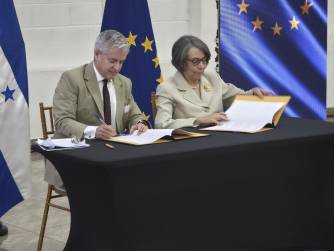 <i>El acuerdo, denominado 'Alianzas con el sector privado UE-Honduras para inversiones sostenibles', fue firmado por la canciller hondureña, Mireya Agüero, y el embajador de la UE en Tegucigalpa, Gonzalo Fournier. Foto de cortesía</i>