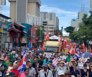 <i>Un cerco policial impidió que las decenas de tractores y camiones se acercaran a la Casa Presidencial, lo que generó tensión entre los policías y los manifestantes, pero sin pasar a actos de violencia ni disturbios. Foto de cortesía</i>