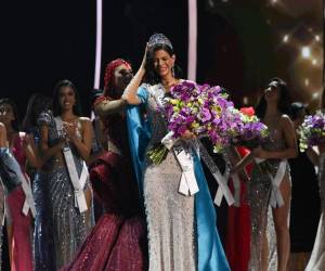<i>Miss Universo 2022, R'Bonney Gabriel de Estados Unidos, coloca la corona a Miss Universo 2023, Sheynnis Palacios, luego de ganar la edición número 72 del certamen Miss Universo, en San Salvador el 18 de noviembre de 2023. FOTO Marvin RECINOS/AFP</i>