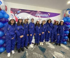 <i>Esta vez, 10 niñas y jóvenes en viajar al Space Center Houston con el propósito de romper estereotipos de género. FOTO SHE IS</i>