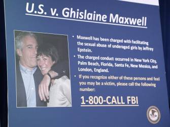 <i>Fotografía de archivo en donde se ve una diapositiva con la foto de Jeffrey Epstein, magnate acusado de tráfico sexual y pederastia, junto a su esposa, Ghislaine Maxwell, quien se encuentra presa en una cárcel del estado de Florida, Estados Unidos. EFE/JASON SZENES</i>