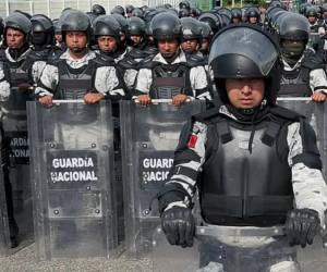 <i>Los soldados, con armas de guerra y vehículos blindados, comenzaron a ser movilizados el martes a los departamentos fronterizos de San Marcos y Huehuetenango, zona montañosa habitada en su mayoría por indígenas mayas. FOTO AFP/Getty Images</i>