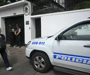 <i>(ARCHIVOS) Imagen publicada por API que muestra a fuerzas especiales de la policía ecuatoriana irrumpiendo en la embajada de México en Quito para arrestar al ex vicepresidente de Ecuador, Jorge Glas, el 5 de abril de 2024. FOTO ALBERTO SUÁREZ / AFP</i>