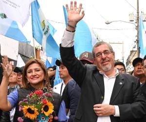 <i>La Corte de Constitucionalidad otorgó un amparo provisional para confirmar el derecho de antejuicio de Bernardo Arévalo y Karin Herrera, como el binomio presidencial electo, asegurando la transmisión de mando. FOTO @KarinHerreraVP</i>