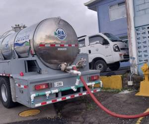 <i>Recarga de los camiones cisterna. Autoridades han habilitado las rutas de reparto para suministrar agua potable en zonas afectadas. Foto AYA.</i>
