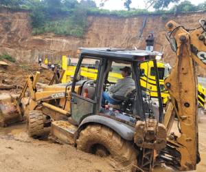 <i>Deslizamiento en el km 24,6 de Carretera a El Salvador, Fraijanes-Villa Canales, instituciones que integran el Sistema CONRED continúan con labores de limpieza para habilitar completamente la circulación. FOTO @CONREDGUATEMALA</i>