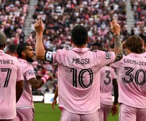 <i>El delantero argentino del Inter Miami, Lionel Messi (C), celebra tras anotar el segundo gol de su equipo durante el partido de fútbol del Grupo J de la Leagues Cup entre el Inter Miami CF y el Atlanta United FC en el estadio DRV PNK de Fort Lauderdale, Florida, el 25 de julio de 2023. FOTO CHANDAN KHANNA/AFP</i>