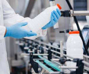 <i>Las inversiones de los últimos cinco años han sido importantes en renovaciones, nuevas líneas que se han incluido en la producción de lácteos en Panamá. FOTO SHUTTERSTOCK</i>