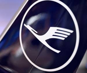 <i>El logotipo de la aerolínea alemana Lufthansa se muestra en un modelo de avión en la sede de la compañía en Frankfurt am Main, Alemania occidental, el 7 de marzo de 2024. FOTO Kirill KUDRYAVTSEV / AFP</i>