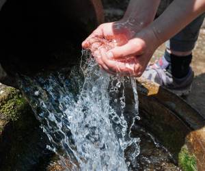 <i>En Costa Rica, solo el 36% de la población rural cuenta con saneamiento gestionado de forma segura, según el Programa Conjunto de Monitoreo de la OMS y UNICEF (2022). FOTO SHUTTERSTOCK</i>