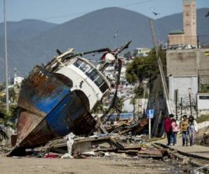 Olas de casi 4,5 metros azotaron a varias comunas de la región de Coquimbo, arrastrando barcos, botes de pesca, camiones, autos y desechos de decenas de casas y puestos callejeros del borde costero.