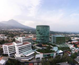 Modelo de cómo se verá QUATTRO integrado al complejo de World Trade Center en San Salvador, El Salvador.