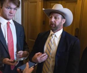 <i>Casado y padre de seis hijos, Mullin dio el salto a la política nacional en 2013, cuando resultó elegido para la Cámara de Representantes, donde permaneció durante una década antes de incorporarse al Senado. (Foto: EFE)</i>