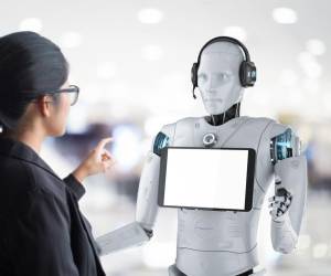 <i>La IA puede realizar cálculos impecables, pero le falta sensibilidad para interpretar las emociones y los impulsos que influyen en las decisiones de una persona. Foto de PhonlamaiPhoto / Getty Images/iStockphoto</i>