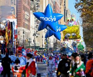 <i>Los juerguistas participan en el 96º Desfile anual del Día de Acción de Gracias de Macy's en la ciudad de Nueva York. El desfile anual incluye globos gigantes con personajes, carrozas y bandas de música. FOTO Alexi J. Rosenfeld/Getty Images/AFP</i>