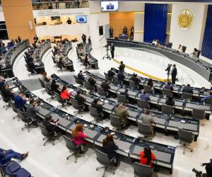 La Asamblea Legislativa dominada por el oficialismo reformó los artículos 75, 80, 133, 152 y 154 de la Carta Magna salvadoreña, la cual prohibía la reelección inmediata. Foto cortesía