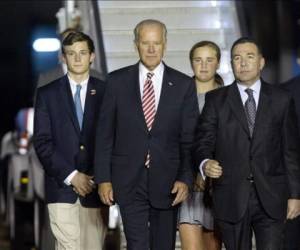 El vicepresidente de Estados Unidos, Joseph Biden, baja de su avión al llegar a Santo Domingo (República Dominicana). (Fuente: EFE)