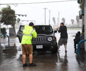 Personas en Corpus Christi se preparan para evacuar Texas. AFP PHOTO / MARK RALSTON