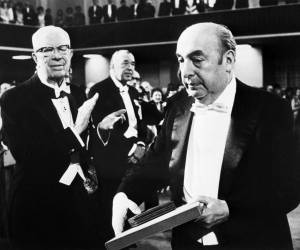 <i>El escritor, poeta, diplomático y Premio Nobel de Literatura chileno Pablo Neruda (R) recibe el Premio Nobel de Literatura el 10 de diciembre de 1971 en Estocolmo. (Foto de PRESSENS BILD / AFP)</i>