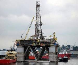 Plataforma de petróleo en el puerto de Rio de Janeiro.(Foto: AFP)
