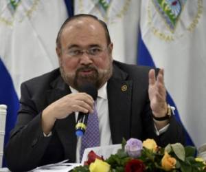 The president of the Supreme Electoral Council, Roberto Rivas speaks on the eve of the general election in Managua, on November 5, 2016. / AFP PHOTO / RODRIGO ARANGUA