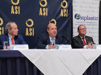 <i>Representantes de los dos nuevos miembros del consejo: la Asociación Salvadoreña de la Industria del Plástico (ASIPLASTIC) y Embotelladora La Cascada S.A.</i>