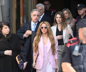 La cantante colombiana Shakira (C) abandona el Tribunal Superior de Justicia de Cataluña después de asistir a su juicio por fraude fiscal, en Barcelona el 20 de noviembre de 2023.