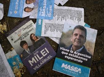 <i>Carteles políticos del congresista argentino y candidato presidencial de la Alianza Avanza La Libertad, Javier Milei, y del Ministro de Economía de Argentina y candidato presidencial del partido Unión por la Patria, Sergio Massa, se ven en el terreno durante un mitin de campaña en Ezeiza, provincia de Buenos Aires, el 15 de noviembre de 2023. FOTO Luis ROBAYO/AFP</i>