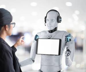 <i>Las habilidades más valiosas del futuro son profundamente humanas y, por tanto, imposibles de replicar por las máquinas. PhonlamaiPhoto / Getty Images/iStockphoto</i>