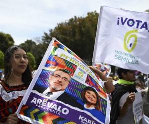 <i>Simpatizantes del candidato presidencial guatemalteco por el partido Movimiento Semilla, Bernardo Arévalo, asisten al lanzamiento de su campaña para la segunda vuelta electoral en Sololá, Guatemala, el 14 de julio de 2023. FOTOJOHAN ORDONEZ / AFP</i>