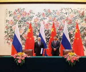 El presidente chino, Xi Jinping (D), y su par ruso Vladimir Putin, participan de una ceremonia en el marco del Foro de Cooperación Económica Asia Pacífico (APEC). (Foto: AFP)