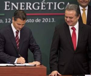 El presidente de México, Enrique Peña Nieto, y el secretario de Energía, Pedro Joaquín Coldwel. (Foto: AFP)