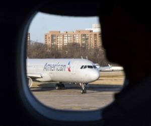 El grupo catarí planeaba comprar, al menos por US$808 millones, los títulos de American Airlines en circulación, había indicado American Airlines en un documento dirigido al gendarme de la Bolsa estadounidense, la SEC. (Foto: AFP).American Airlines said on July 12, 2017, it is ending its codeshare relationships with Qatar Airways and Etihad Airways as part of its push against government subsidies of Middle Eastern carriers. American notified Doha-based Qatar Airways and Abu Dhabi-based Etihad of its decision on June 29 to end the 'codeshare' partnership -- the sharing of a flight by two carriers. / AFP PHOTO / ANDREW CABALLERO-REYNOLDS