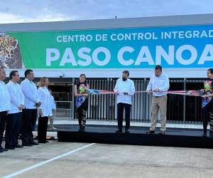 <i>Autoridades de Costa Rica y Panamá inauguraron en febrero de 2024 en el lado costarricense del Centro de Control Integrado Paso Canoas, una instalación de 14.000 metros cuadrados levantada con la idea de agilizar los trámites y el movimiento de los alrededor de 200 camiones de carga y 800 personas. FOTO CORTESÍA</i>