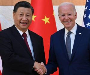 <i>(ARCHIVOS) El presidente estadounidense Joe Biden (derecha) y el presidente de China, Xi Jinping (izq.), se dan la mano mientras se reúnen al margen de la Cumbre del G20 en Nusa Dua, en la isla turística indonesia de Bali, el 14 de noviembre de 2022. FOTO NUSA DUA, INDONESIA</i>