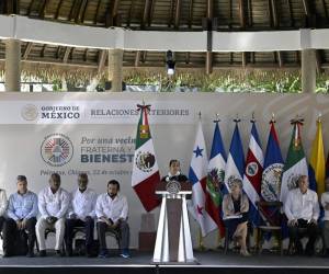 (De izquierda a derecha) la vicepresidenta de Costa Rica, Mary Munive, el viceministro de Relaciones Exteriores de Cuba, Carlos Raúl Fernández, el viceprimer ministro de Belice, Cordel Hyde, el primer ministro de Haití, Ariel Henry, el vicepresidente salvadoreño, Félix Ulloa, la ministra de Relaciones Exteriores de Panamá, Janaina Tewaney, la ministra de Relaciones Exteriores de México, Alicia Bárcenas, el Ministro de Relaciones Exteriores de Colombia, Álvaro Leyva, el Ministro de Relaciones Exteriores de Venezuela, Yvan Gil Pinto, y el Ministro de Relaciones Exteriores de Honduras, Enrique Reina, asisten a la clausura de la cumbre sobre migración en la zona arqueológica de Palenque, estado de Chiapas, México. FOTO ALFREDO ESTRELLA / AFP