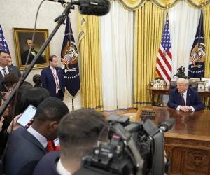<i>La disputa ya no enfrenta solamente a Trump con medios críticos: pone a prueba los límites constitucionales del poder para decidir quién puede cubrirlo. (Foto: EFE)</i>