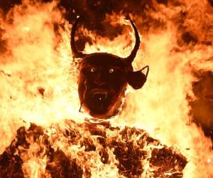 <i>La quema del Diablo se celebra cada 7 de diciembre en Guatemala. Según algunos historiadores, la quema del Diablo se originó en el siglo XVI como preámbulo de las festividades de la Natividad.</i>