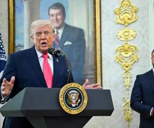 Estamos en negociaciones en este preciso momento, dijo Trump a los periodistas en el Despacho Oval, indicando que el vicepresidente JD Vance, el secretario de Estado Marco Rubio, el enviado Steve Witkoff y su yerno Jared Kushner estaban involucrados. (Foto:EFE)