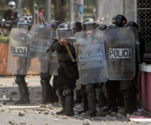Policemen fire rubber bullets to engineering students who took to the streets to protest the government's reforms in the Institute of Social Security (INSS) in Managua on April 19, 2018. (Photo by Inti Ocon / AFP) (Photo credit should read INTI OCON/AFP/Getty Images)
