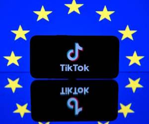 <i>(ARCHIVOS) Esta fotografía tomada el 26 de abril de 2023 en Toulouse, suroeste de Francia, muestra una pantalla que muestra el logotipo de la plataforma de redes sociales Tiktok y la bandera europea. FOTO LIONEL BONAVENTURE / AFP</i>