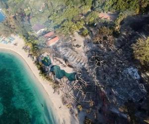 <i>Así quedó tras el incendio uno de los paraísos turísticos de Roatán. Hotel Fantasy Island. Foto: Cortesía de Bomberos Honduras.</i>