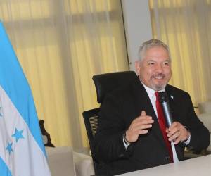 <i>El Ministro de Relaciones Exteriores de Honduras, Enrique Reina, responde preguntas de la prensa durante una conferencia de prensa en Tegucigalpa, el 8 de noviembre de 2023. FOTO ORLANDO SIERRA / AFP</i>