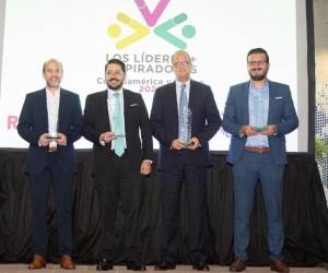 <i>Parte de los 50 líderes de Centroamérica y el Caribe que fueron galardonados en los Awards of Happiness en Costa Rica, en enero de 2023.</i>