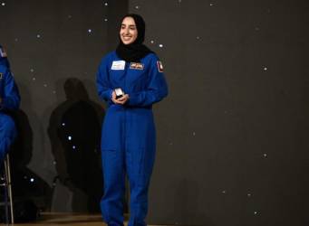 <i>Nora AlMatrooshi, candidata a astronauta Artemis de la NASA graduada, sonríe durante una ceremonia en el Centro Espacial Johnson en Houston, Texas, el 5 de marzo de 2024. FOTO Marcos Félix / AFP</i>