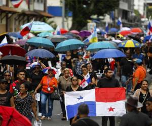 Los maestros marchan para protestar por la muerte de dos colegas durante una manifestación contra el contrato del gobierno con la empresa minera canadiense First Quantum y su filial Minera Panamá en la ciudad de Panamá el 8 de noviembre de 2023. FOTO CIUDAD DE PANAMÁ, PANAMÁ