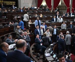 <i>Congresistas participan en una sesión del Congreso en la Ciudad de Guatemala, el 30 de noviembre de 2023. El Congreso guatemalteco retiró este jueves la inmunidad a cuatro jueces electorales para ser procesados por presunta corrupción, en un caso paralelo a los iniciados por la Fiscalía contra el Presidente -electo Bernardo Arévalo, que han generado incertidumbre en el país.</i>