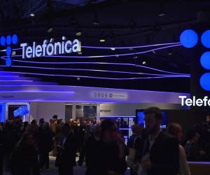 <i>La gente visita el stand de la empresa española Telefónica en el Mobile World Congress (MWC), la mayor reunión anual de la industria de las telecomunicaciones, en Barcelona el 27 de febrero de 2023. FOTO Pau BARRENA / AFP</i>