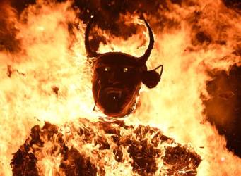 <i>La quema del Diablo se celebra cada 7 de diciembre en Guatemala. Según algunos historiadores, la quema del Diablo se originó en el siglo XVI como preámbulo de las festividades de la Natividad.</i>