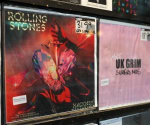 <i>Una versión en vinilo transparente de edición limitada del nuevo álbum de los Rolling Stones, Hackney Diamonds, estará a la venta en Sister Ray Records en Londres el 20 de octubre de 2023. Los Rolling Stones han lanzado su primer álbum de música nueva en 18 años. FOTO DANIEL LEAL / AFP</i>